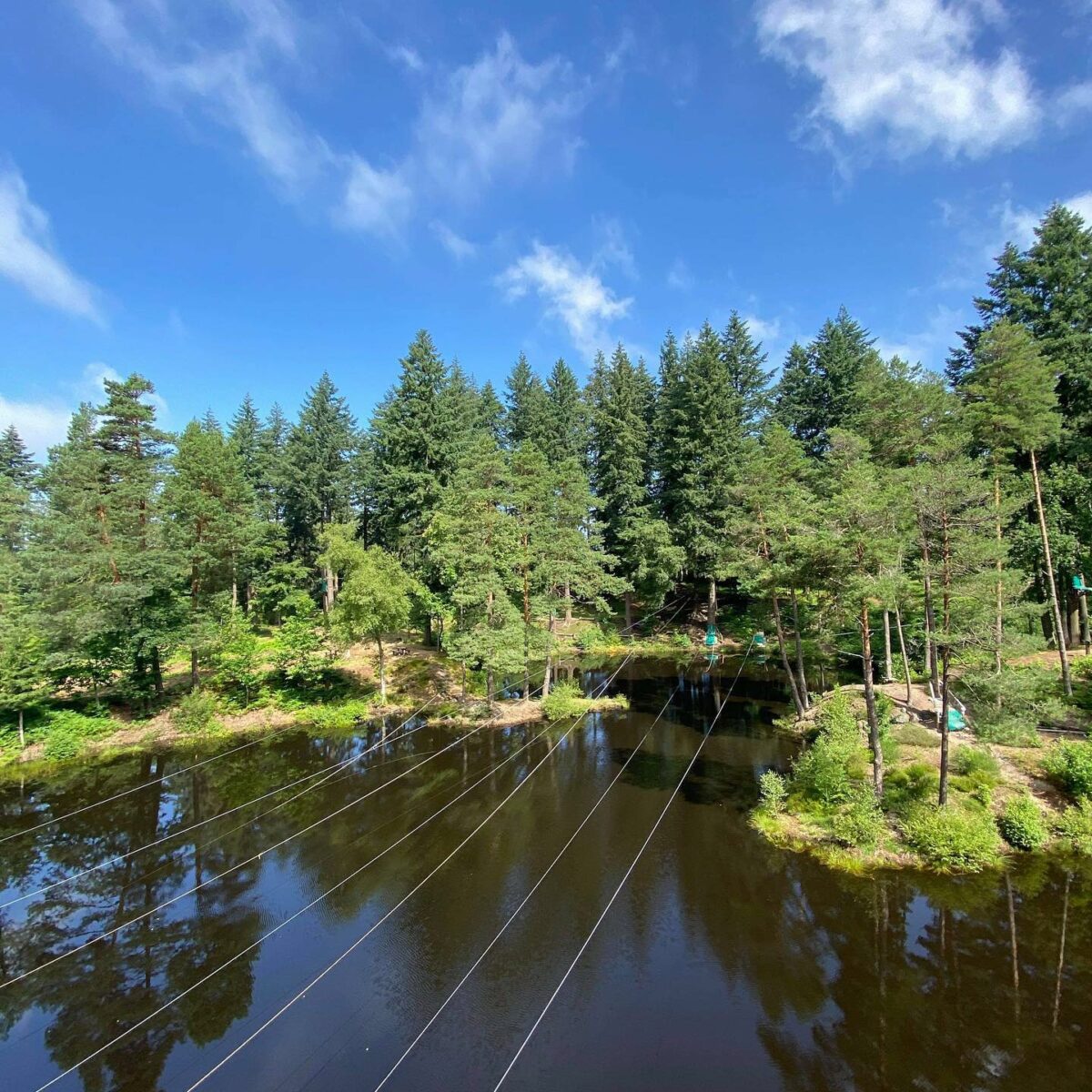 Accro Sioule Echassieres_Natura bosse_vue sur lac avec tyroliennes