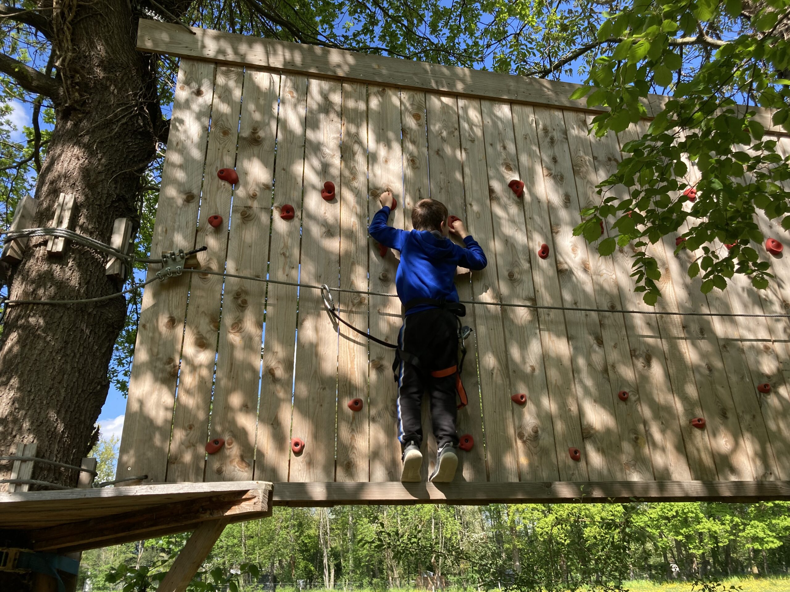 Accro Sioule Kids_atelier mur escalade avec un enfant