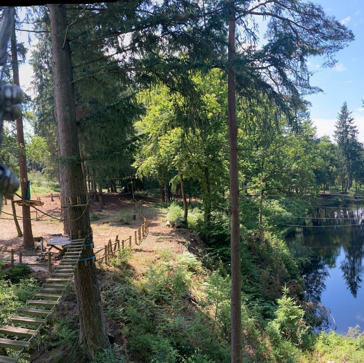 Accrobranche_Accro_Sioule loisirs_Photo depuis parcours_vue sur ateliers et lac